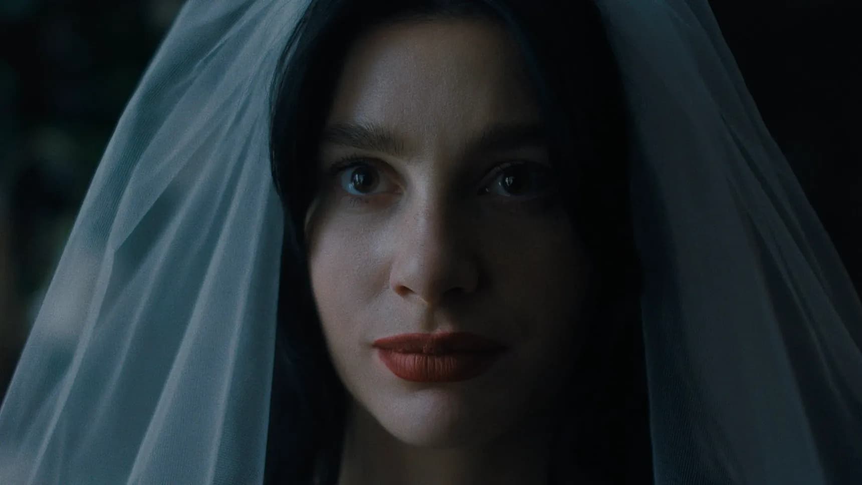 Camila Morrone v seriálu Stane se něco hrozně špatného