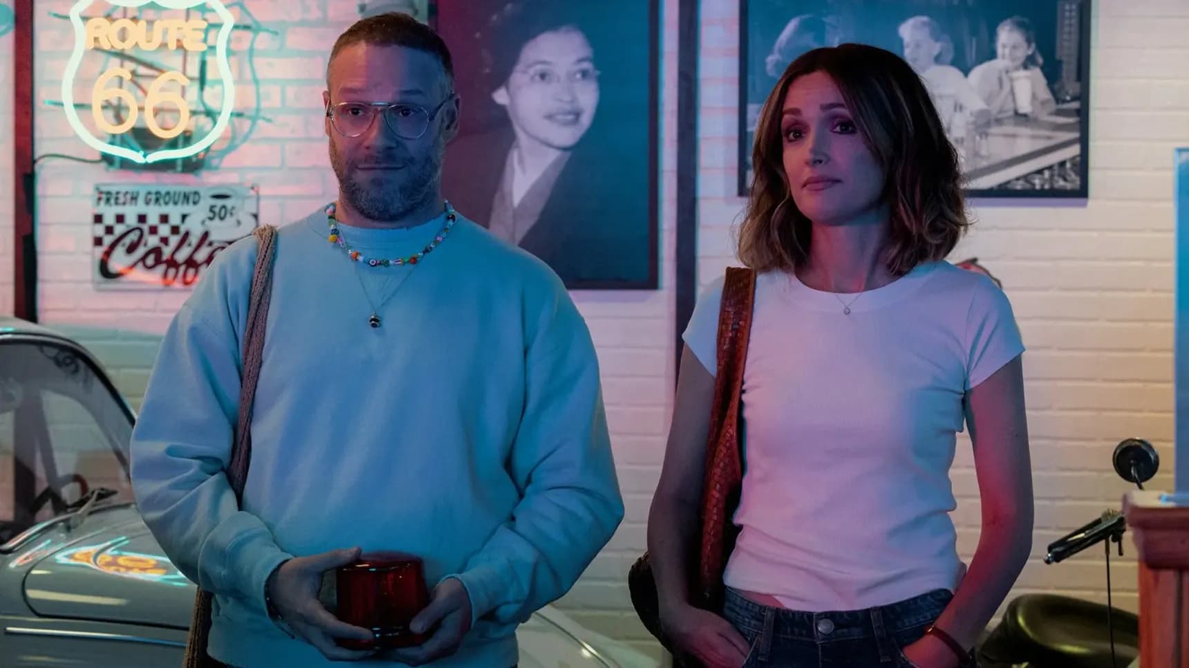 Seth Rogen a Rose Byrne v seriálu Čistě platonicky