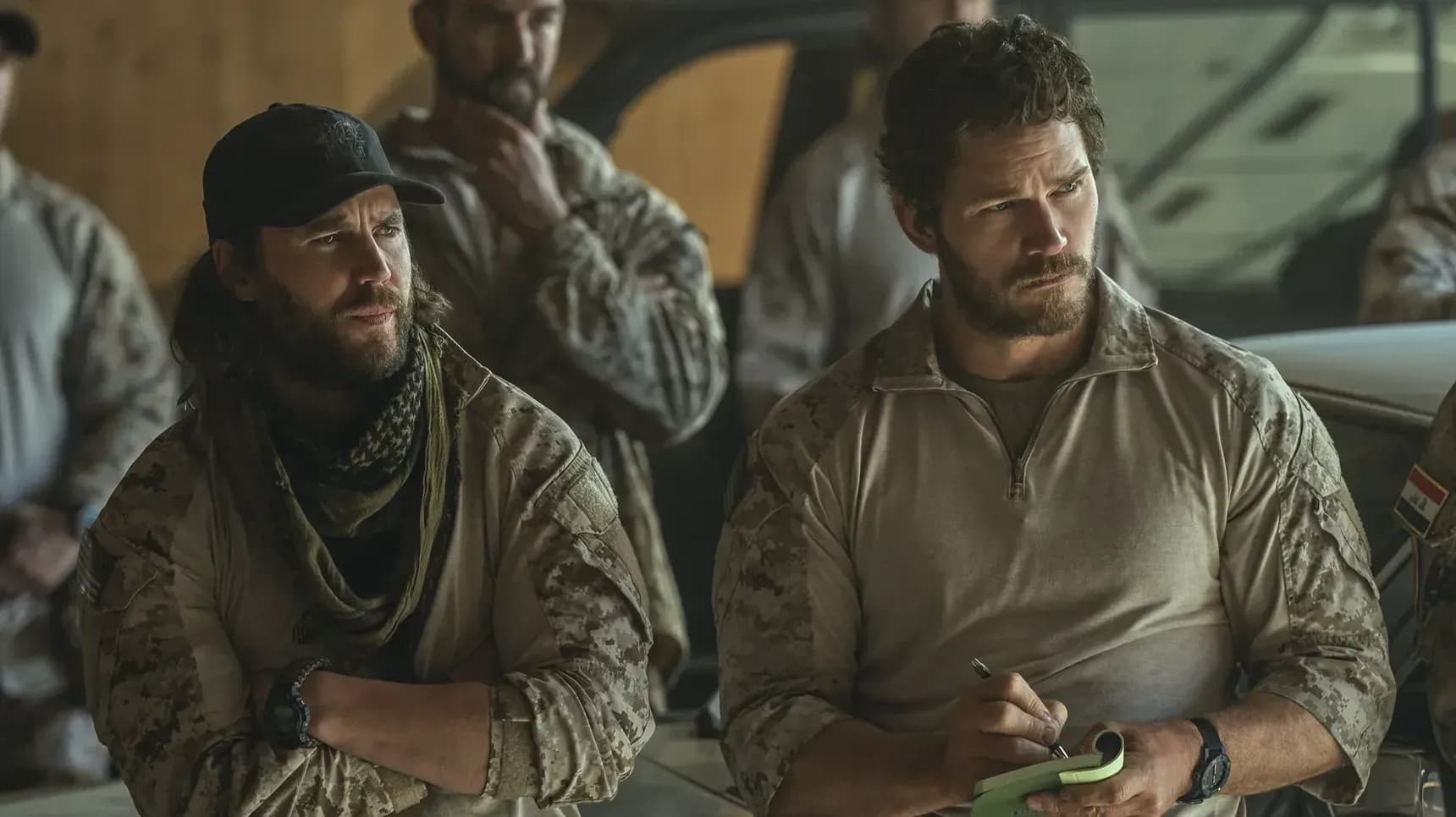 Taylor Kitsch jako Ben Edwards a Chris Pratt jako James Reece v seriálu Na seznamu smrti: Temný vlk