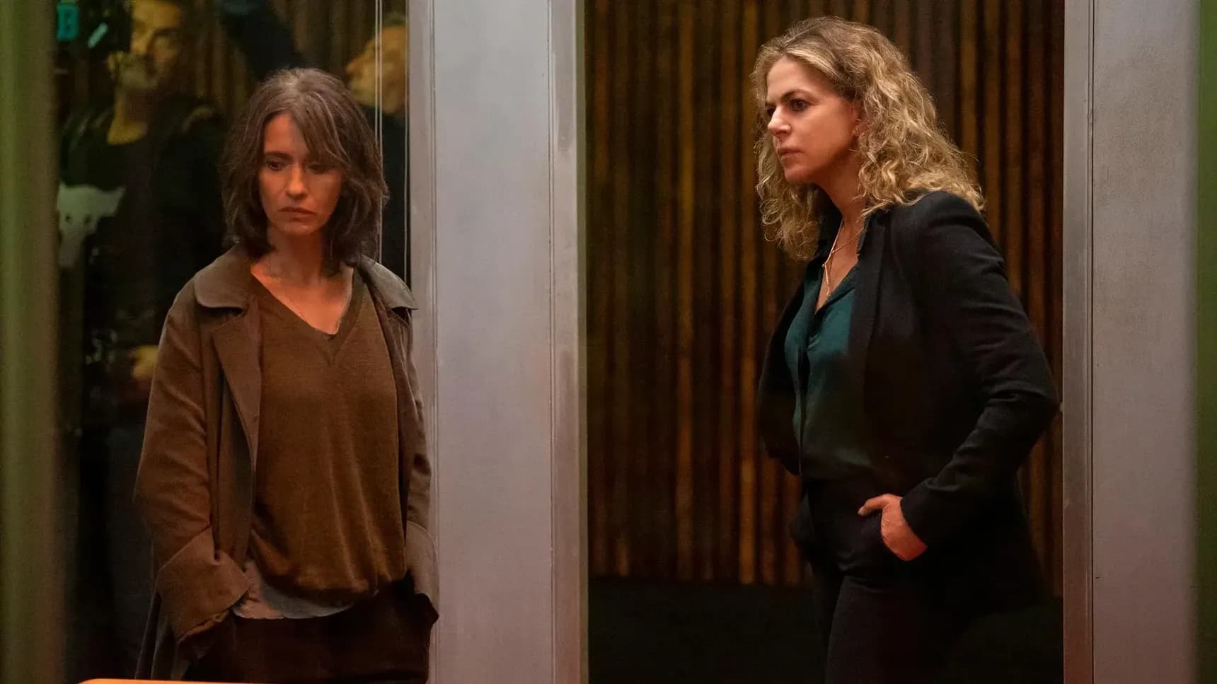 Teresa Saponangelo jako Sara a Claudia Gerini jako Teresa v seriálu Sara: Žena ve stínu