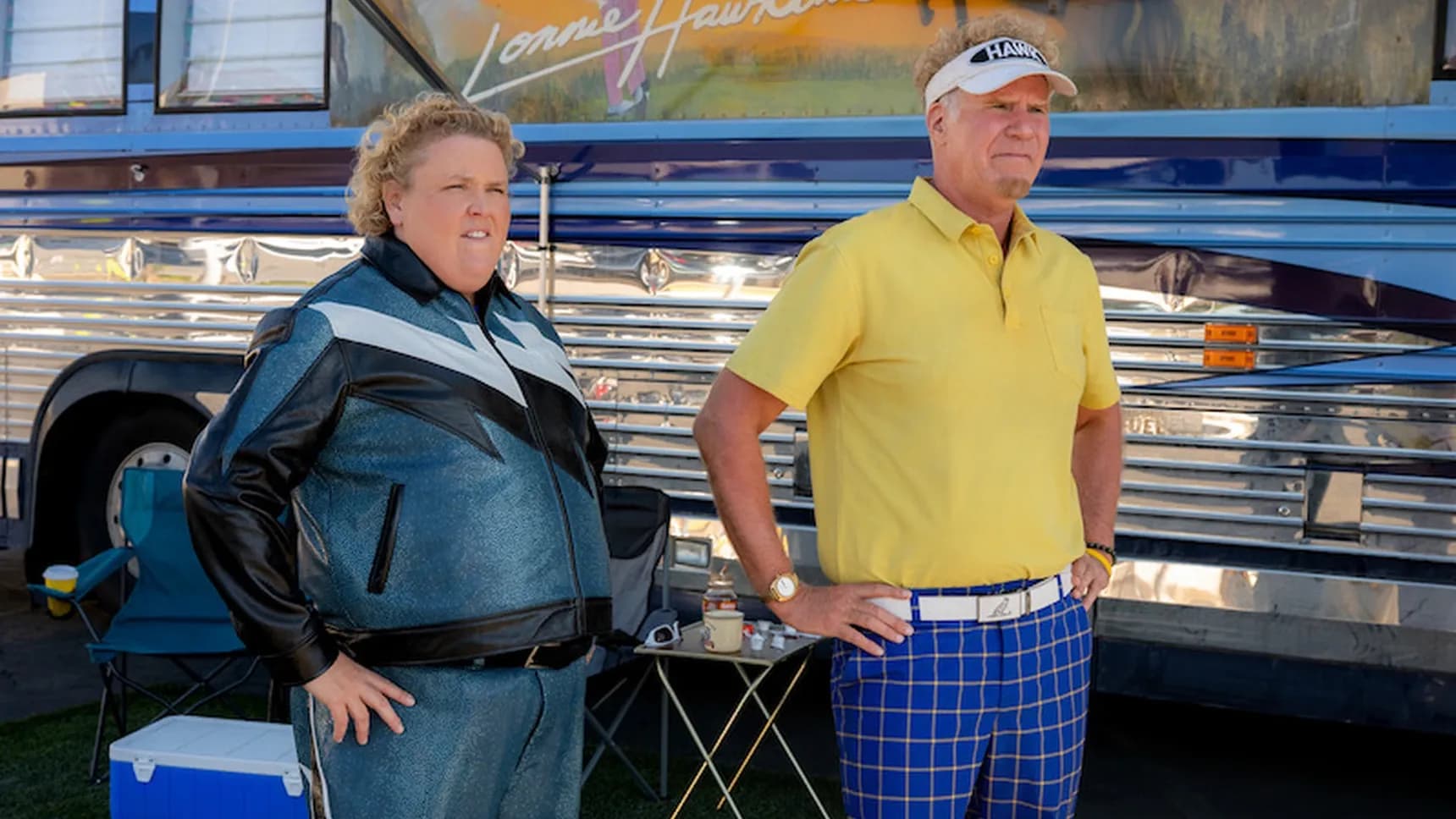 Fortune Feimster jako nová caddie Sam a Will Ferrell jako Lonnie v seriálu Hawk