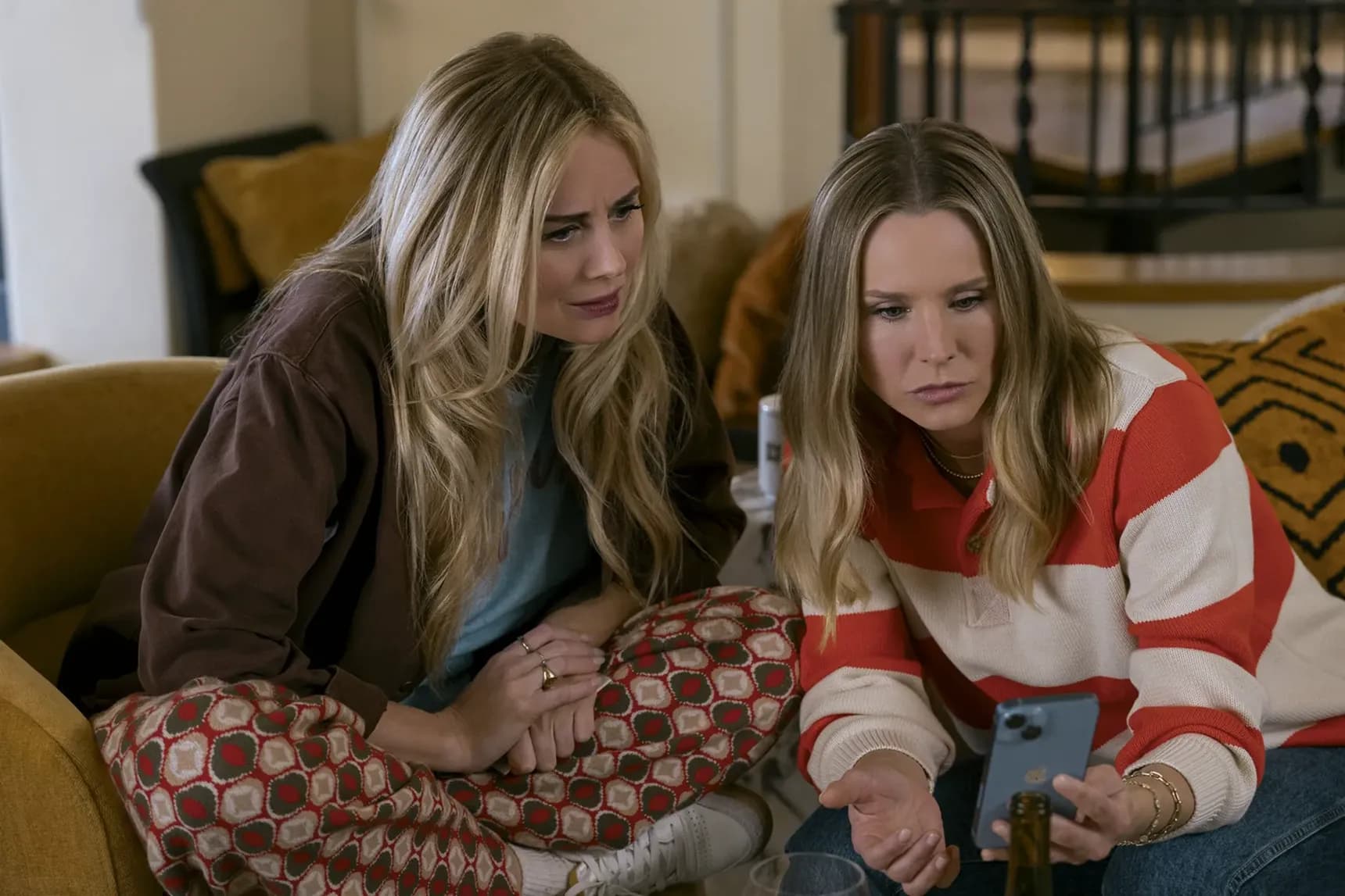 Justine Lupe a Kristen Bell v seriálu Tohle nikdo nechce