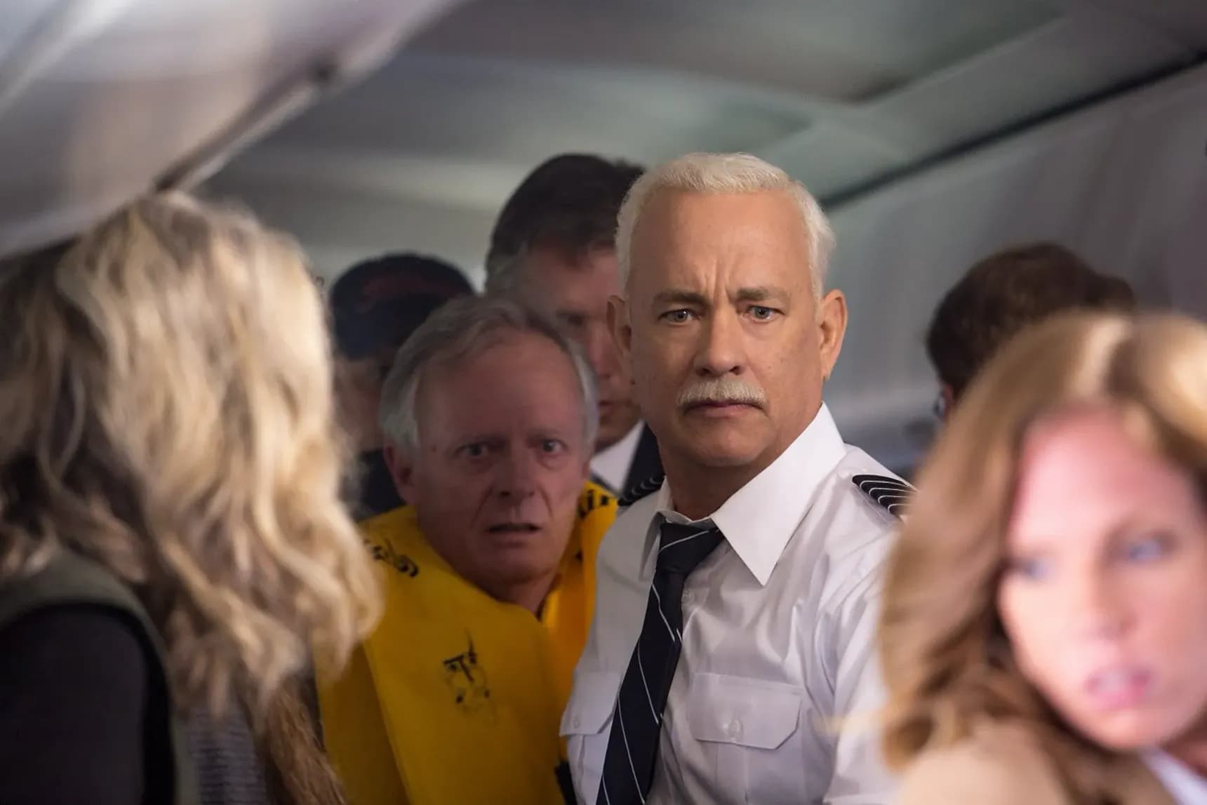 Tom Hanks jako kapitán „Sully" Sullenberger ve filmu Sully: Zázrak na řece Hudson