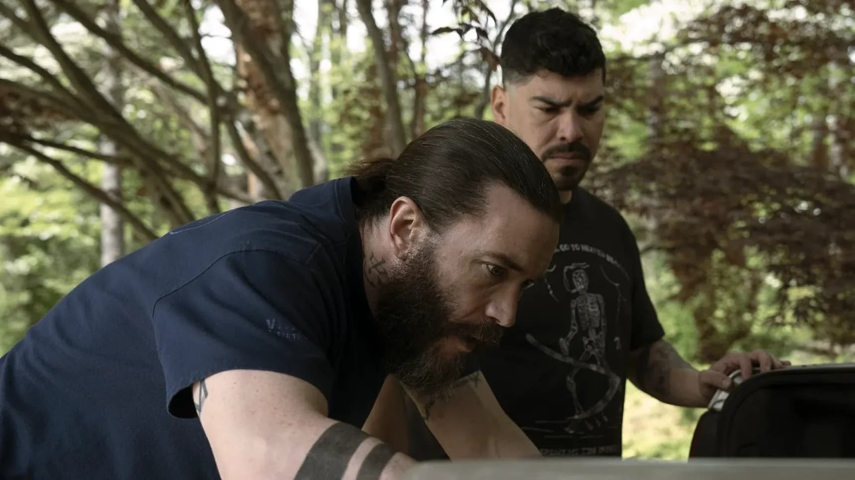 Tom Pelphrey a Raúl Castillo v seriálu Jednotka