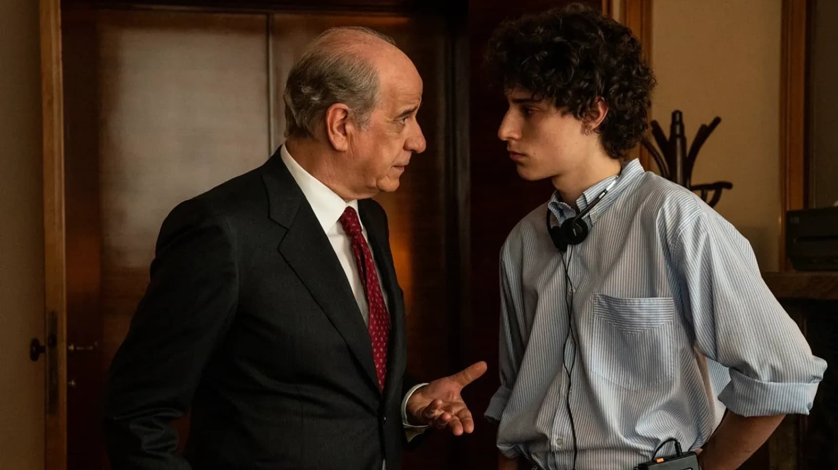 Toni Servillo a Filippo Scotti ve filmu Boží ruka