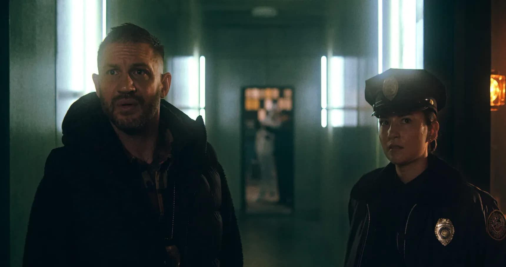 Totální rozklad - Tom Hardy a Jessie Mei Li