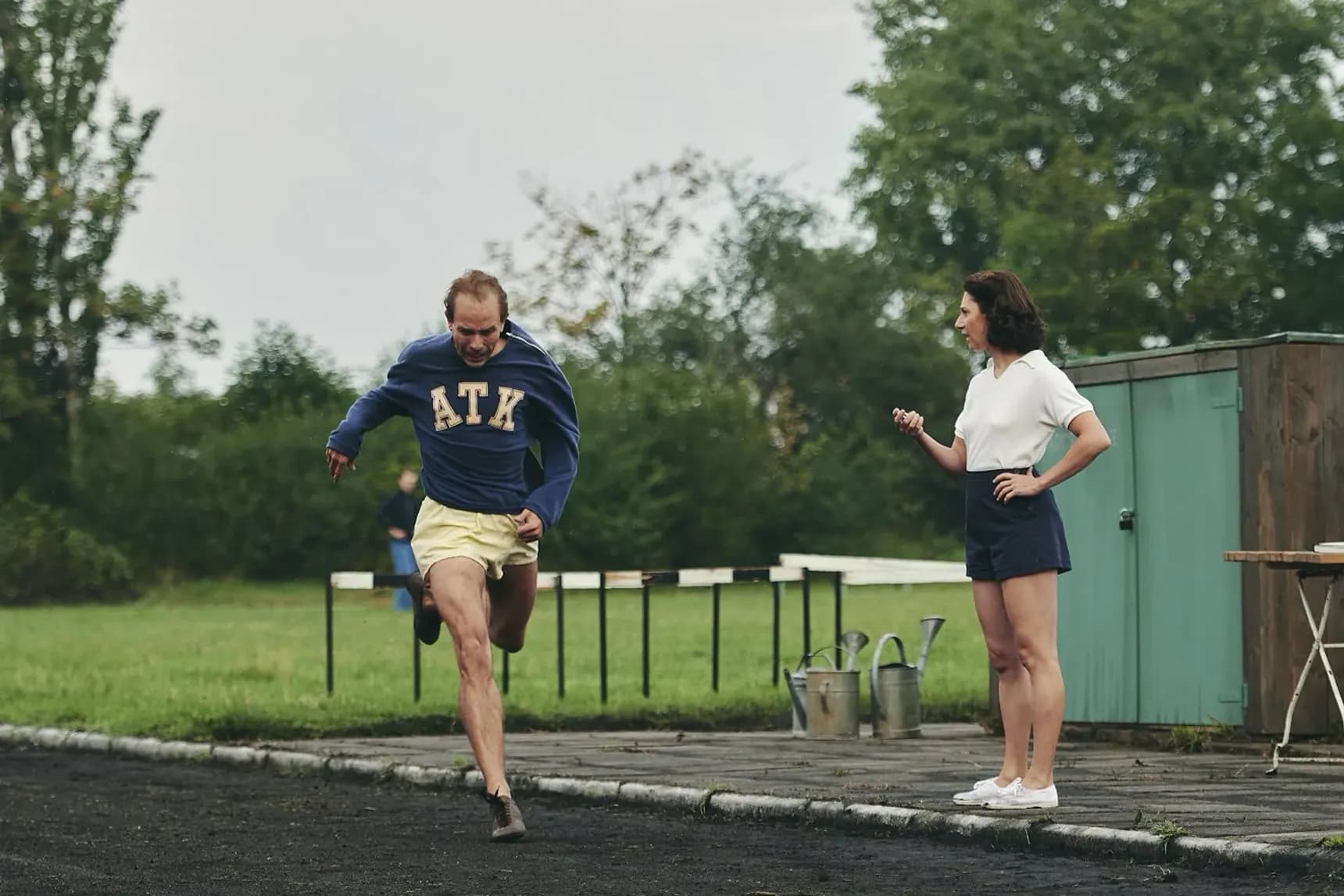 Václav Neužil ml. jako Emil Zátopek a Martha Issová jako Dana Zátopková ve filmu Zátopek