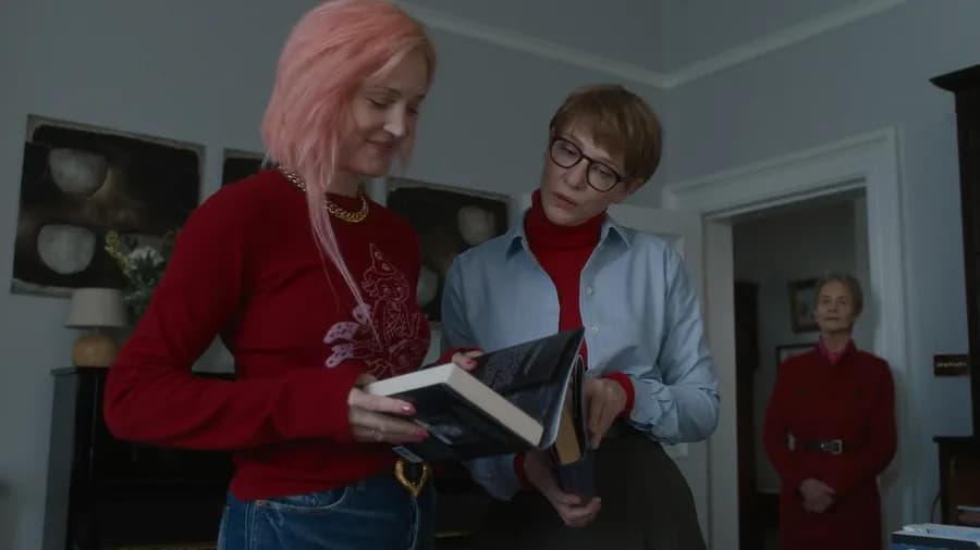 Vicky Krieps, Cate Blanchett a Charlotte Rampling ve filmu Father Mother Sister Brother
