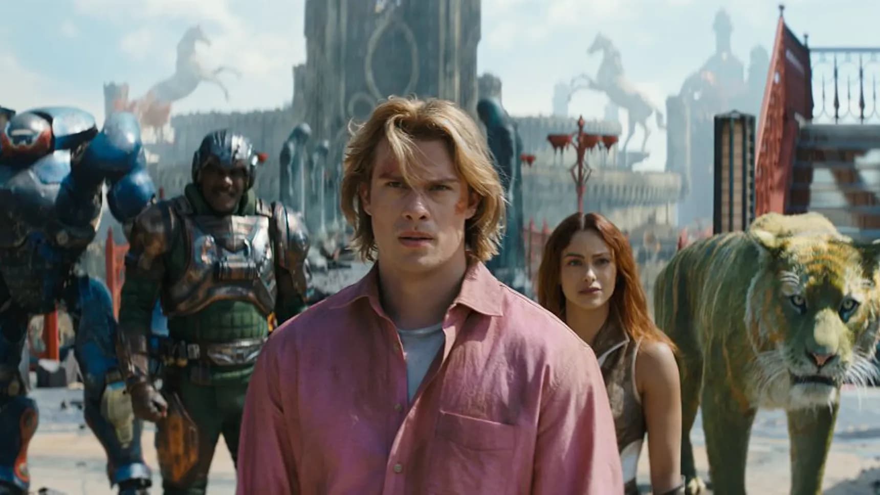 Idris Elba, Nicholas Galitzine a Camila Mendes ve filmu Vládci vesmíru