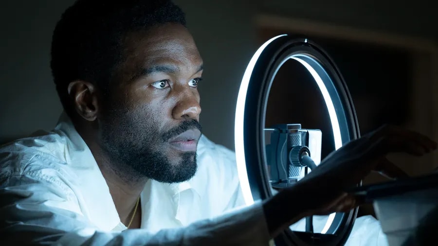 Yahya Abdul-Mateen II jako Simon Williams v seriálu Wonder Man