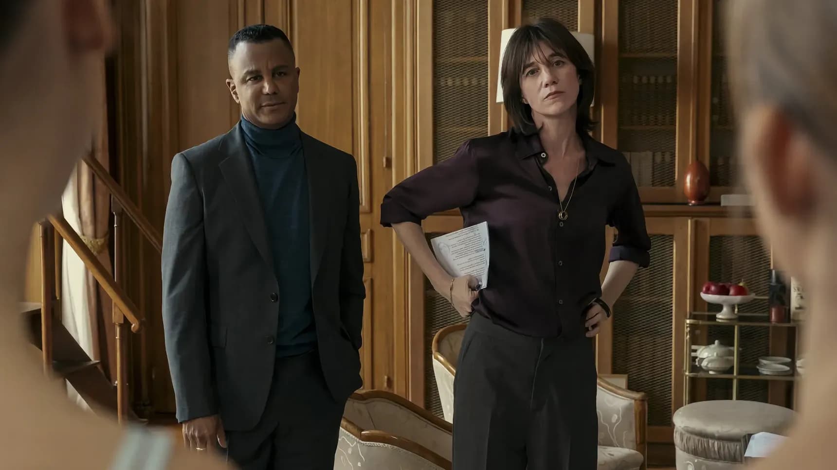 Yanic Truesdale jako asistent Raphael Marchand a Charlotte Gainsbourg jako ředitelka Geneviève Lavigne v seriálu Primabalerína