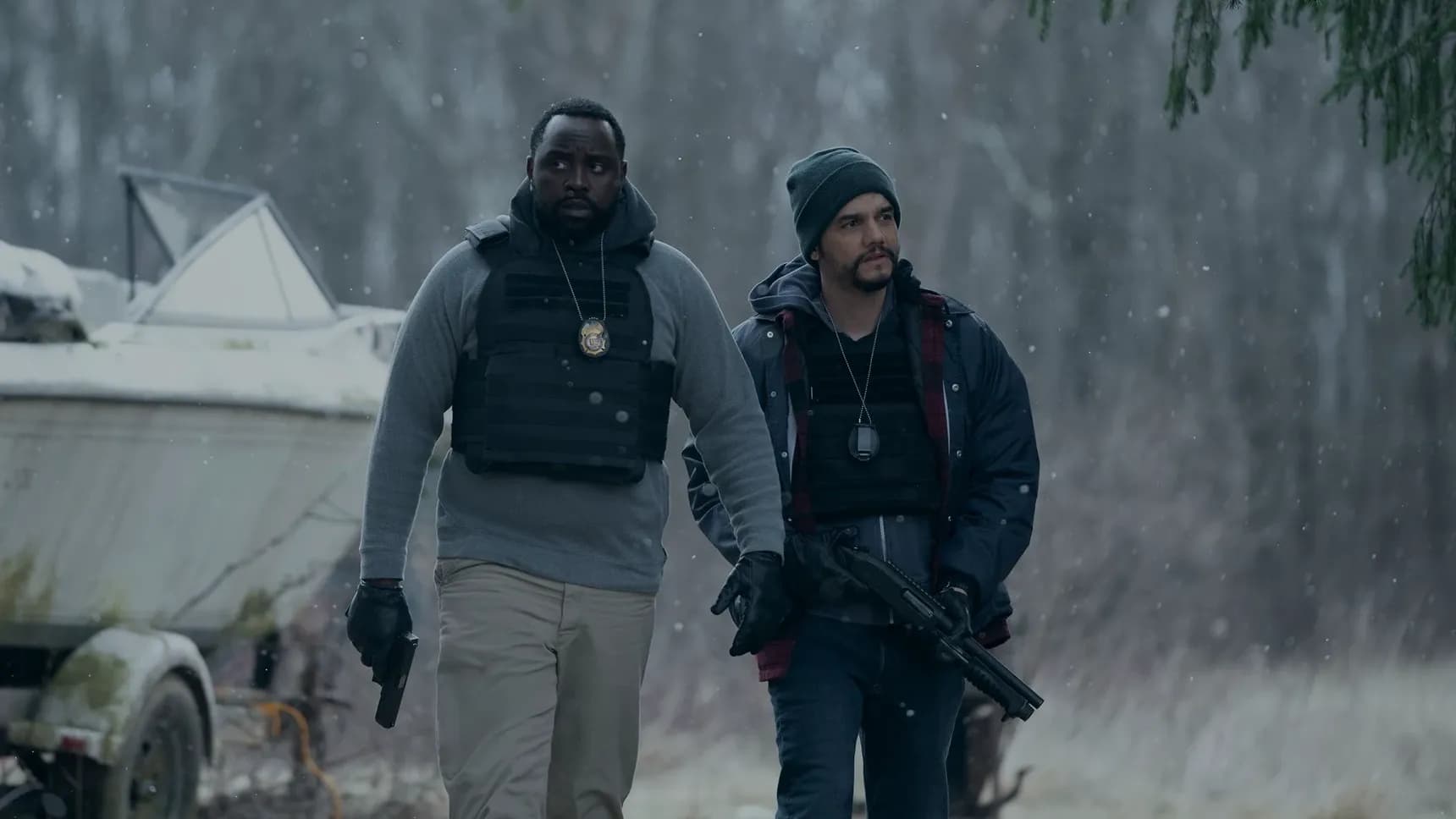 Brian Tyree Henry a Wagner Moure v seriálu Zlodějíčci