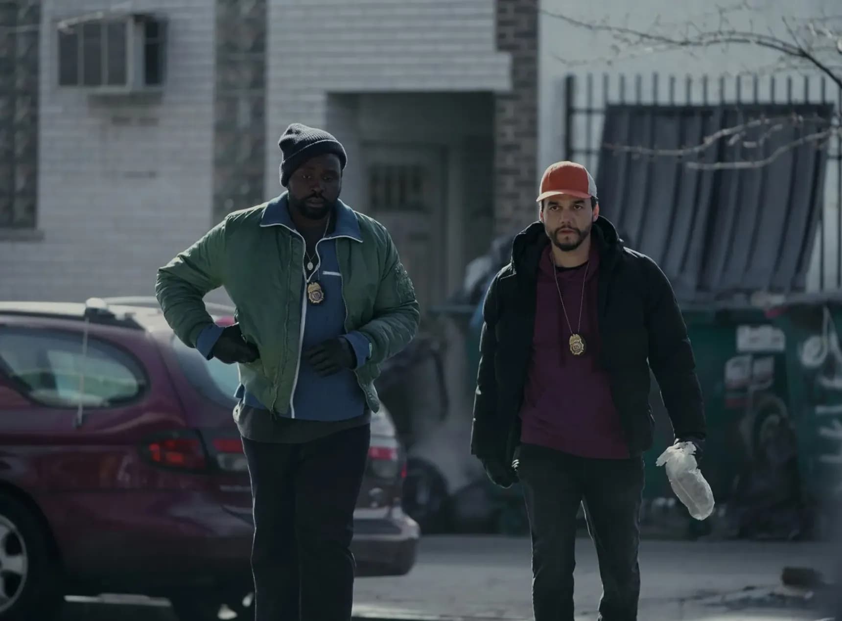 Brian Tyree Henry a Wagner Moura v seriálu Dope Thief (Zlodějíčci)
