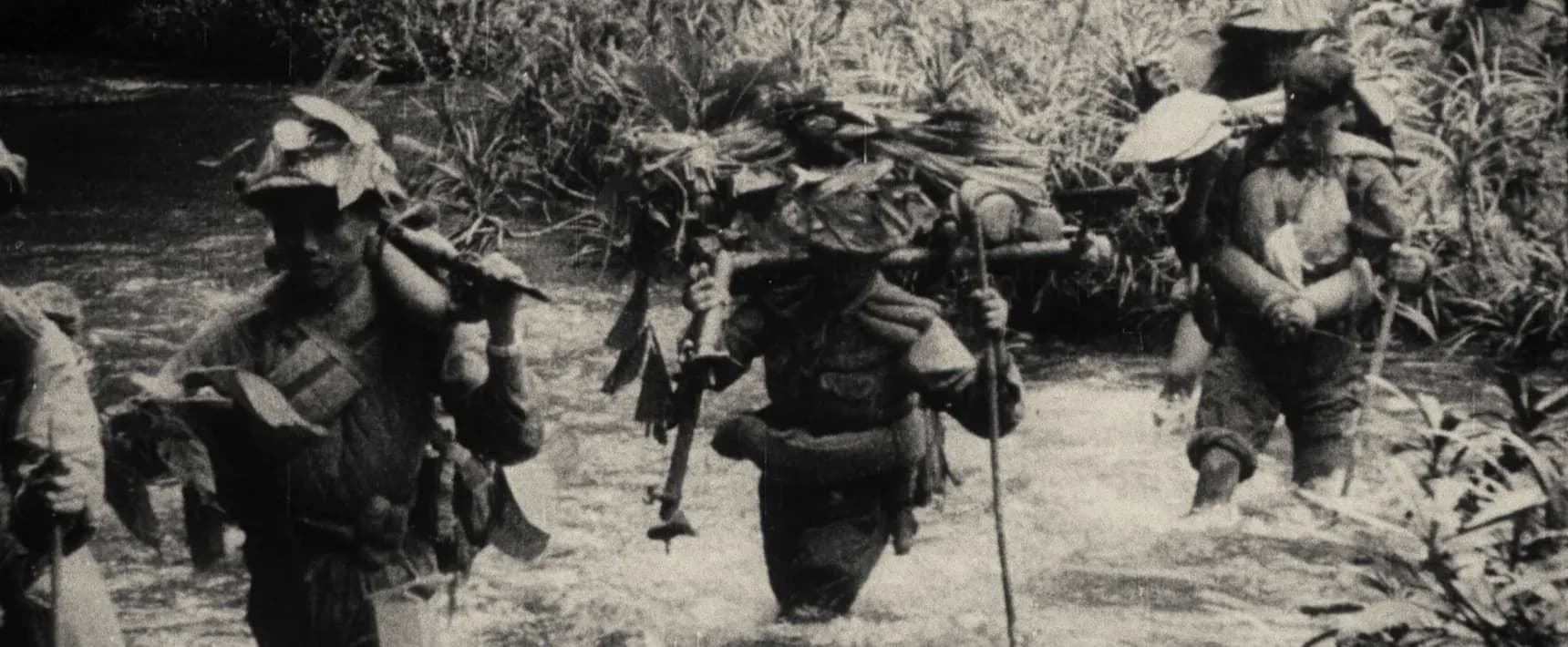 Záběr na brodící se vojáky v dokumentu Zlomové okamžiky: Válka ve Vietnamu