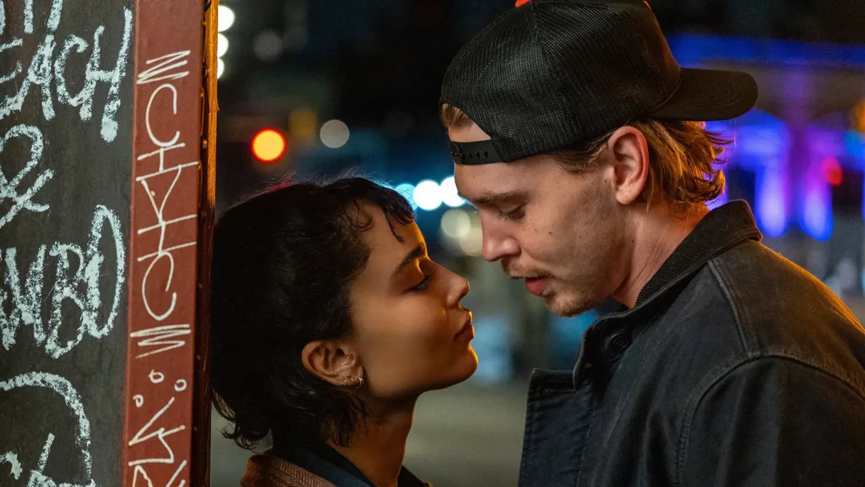 Zoë Kravitz a Austin Butler ve filmu Dopaden při činu