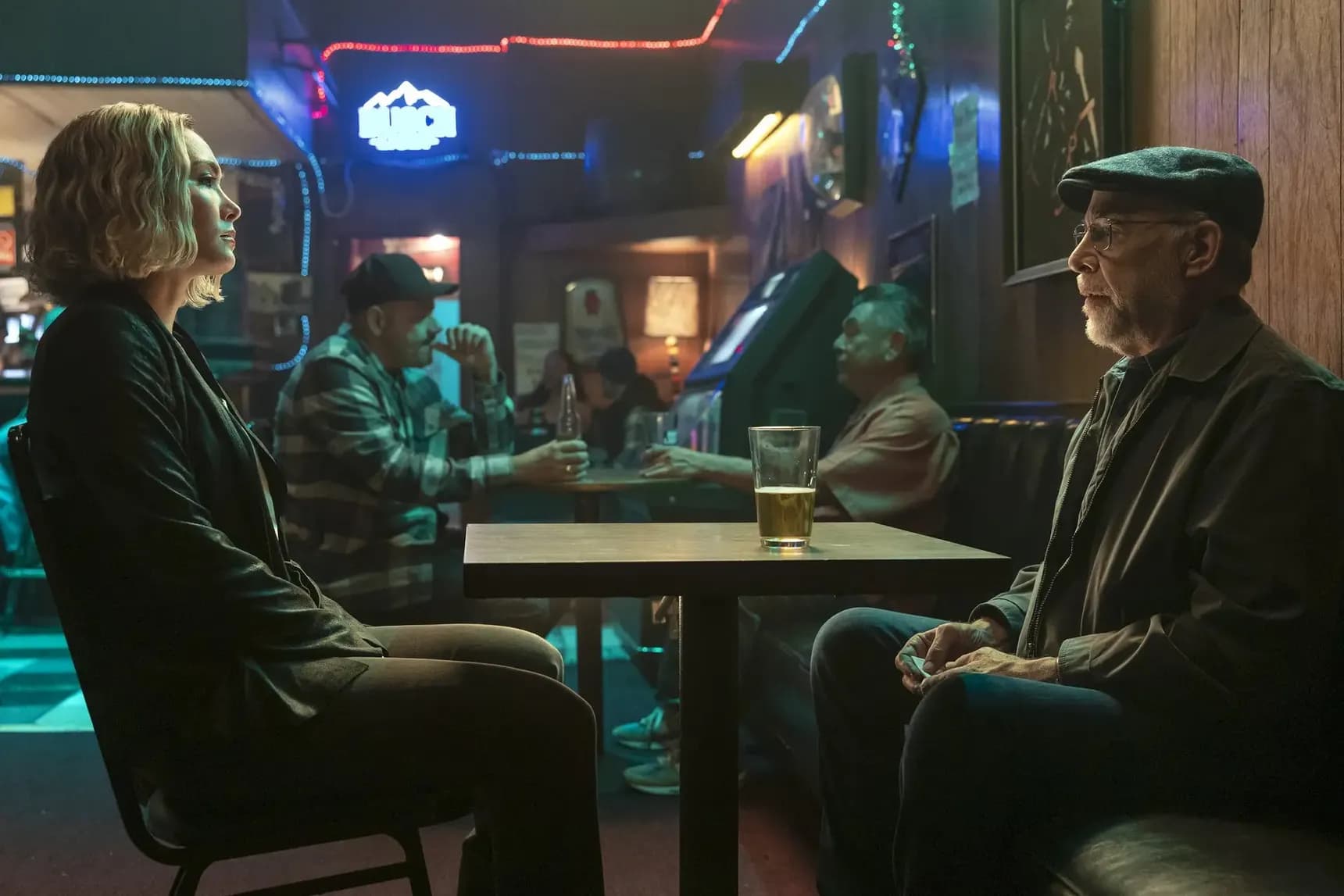 Daniella Pineda a J.K. Simmons ve filmu Zúčtování 2